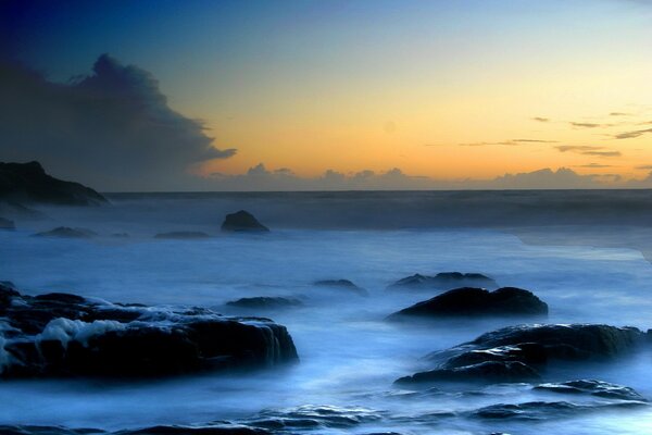 Niebla azul tocó el mar