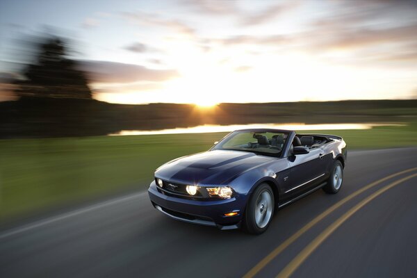 La Mustang GT décapotable roule sur la route à grande vitesse