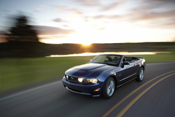 La Mustang GT convertibile guida la strada ad alta velocità
