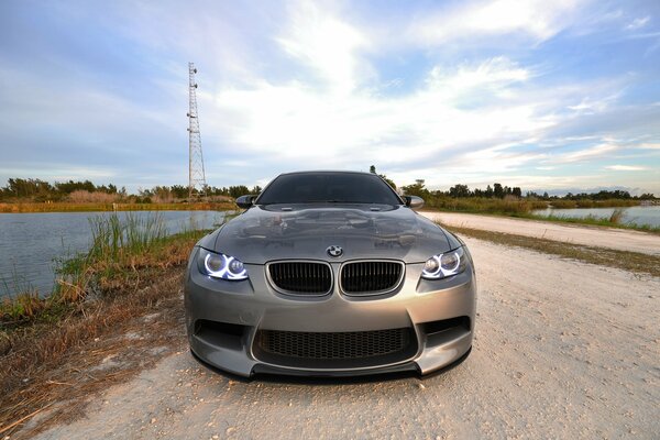 BMW avtr con ojos de ángel en el agua