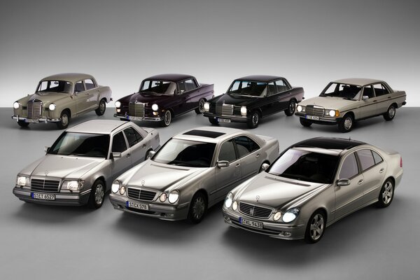 Много автомобилей Mercedes-Benz на сером фоне