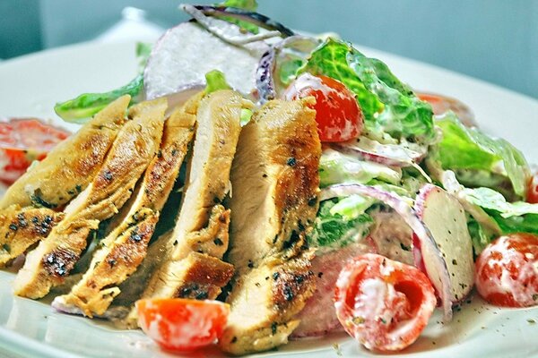 Salat mit Hähnchenbrust und Kirschtomaten