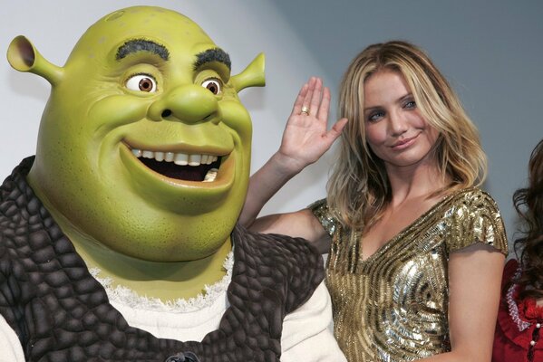 Shrek sorride con DIAZ