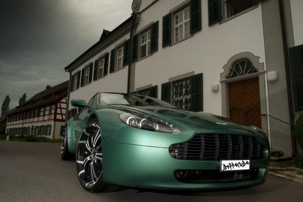 Máquina Aston Martin ángulo delantero