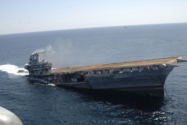 Relitto di una nave in mare acqua