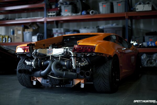 Desmontado trasero de la máquina Lamborghini