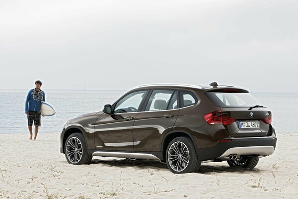 Voiture sur la plage de sable