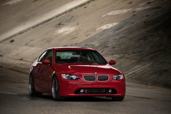 BMW rouge vif dans le tunnel