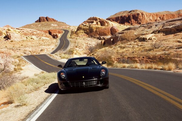 Ferrali neri sulla strada del deserto