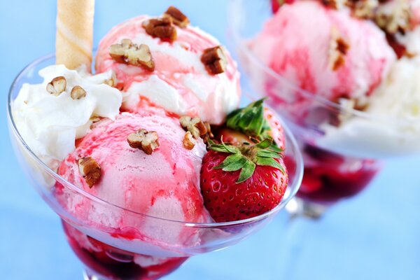 Helado con fresas y nueces postre