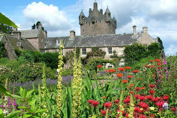 Schloss im Sommer mit Blumen