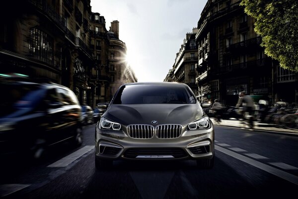 Grauer BMW auf der Stadtstraße