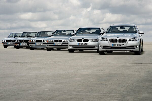 Sześć bmw na drodze na pochmurnym niebie