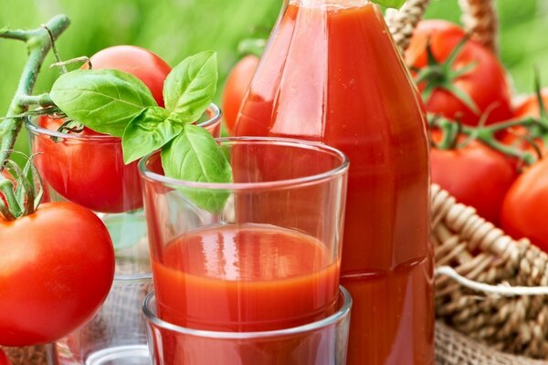 Jugo de tomate en un vaso de vidrio