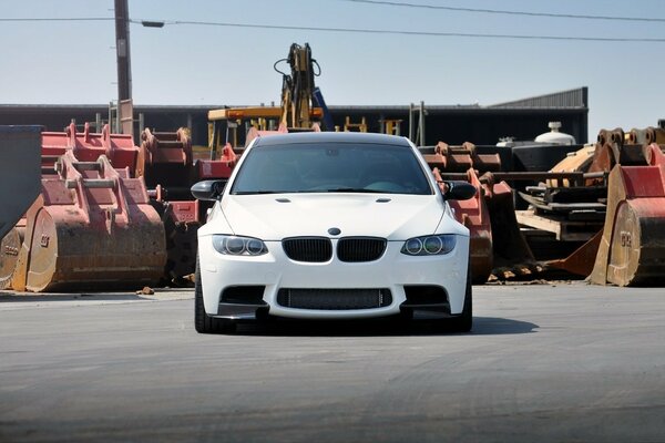 Vista frontal de BMW blanco como la nieve