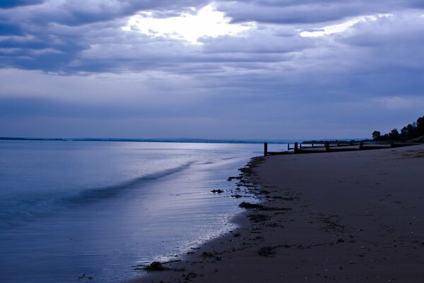 Playa en el mar en medio del crepúsculo