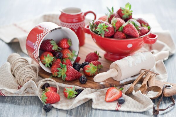 Fraises et rouleau à pâtisserie en bois