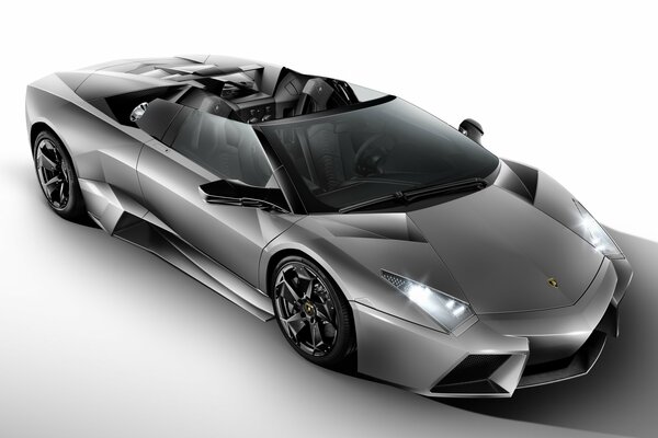 Lamborghini w kolorze szarym z otwartym dachem