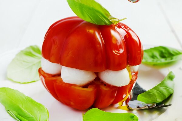 Caprese vegetal de tomate con albahaca