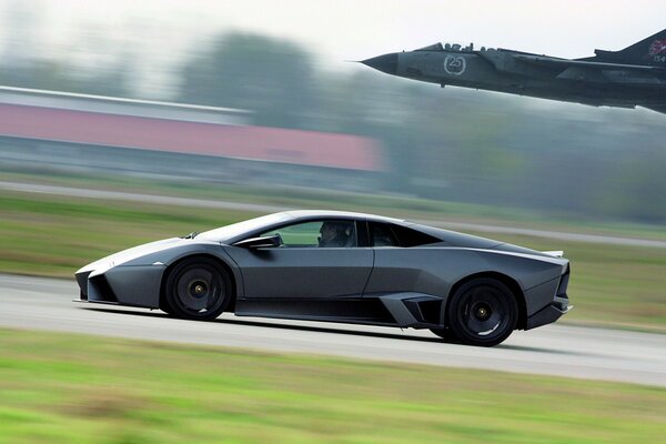 Красивый белый reventon Lamborghini