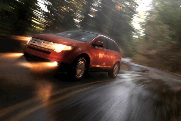 Ford rast mit hoher Geschwindigkeit auf nasser Straße