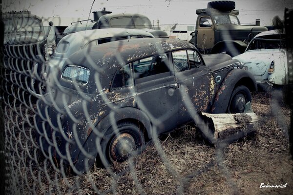 OLDTIMER AUF DEM PARKPLATZ WARTEN AUF RESTAURIERUNG