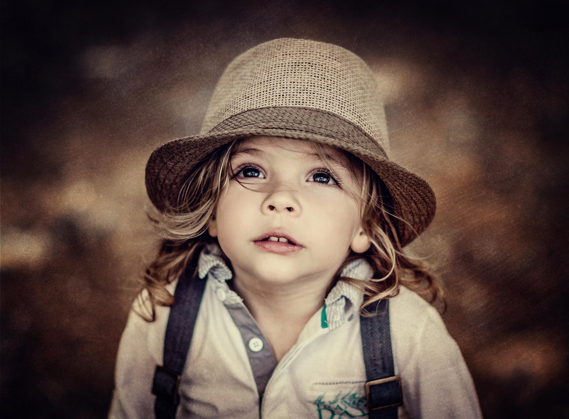 chapeau flou fille vue portrait