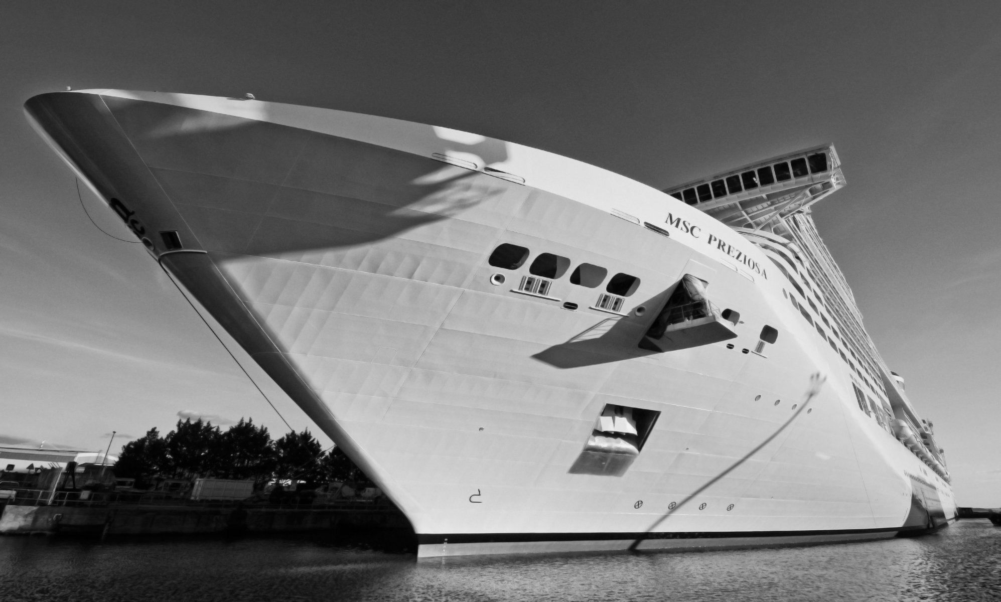 msc preziosa schiff liner weiß tank nase schwarz und weiß rumpf bori wasser