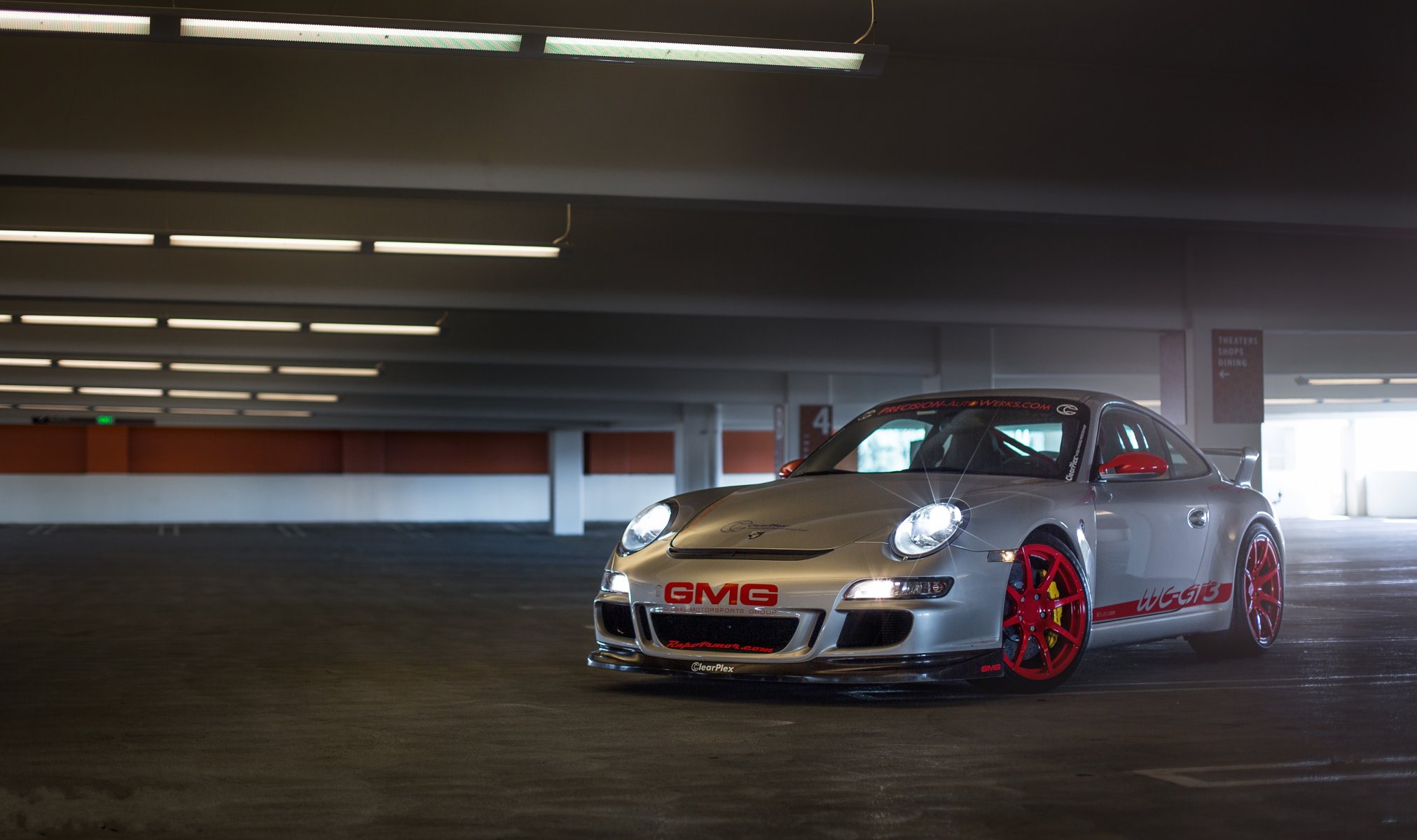 porsche gt3 silber porsche gt4 silber rote felgen scheinwerferlicht parkplatz