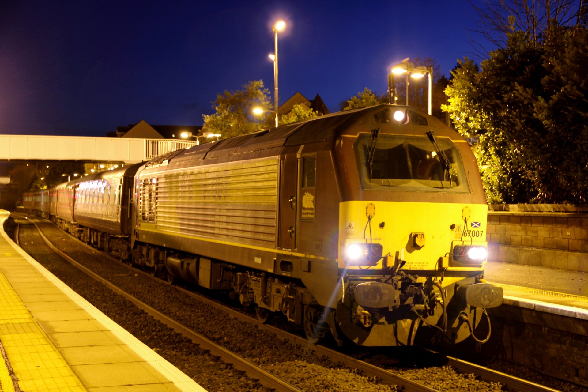 eisenbahn bahnhof abend lichter beifahrer zug lokomotive waggons plattform weg schienen