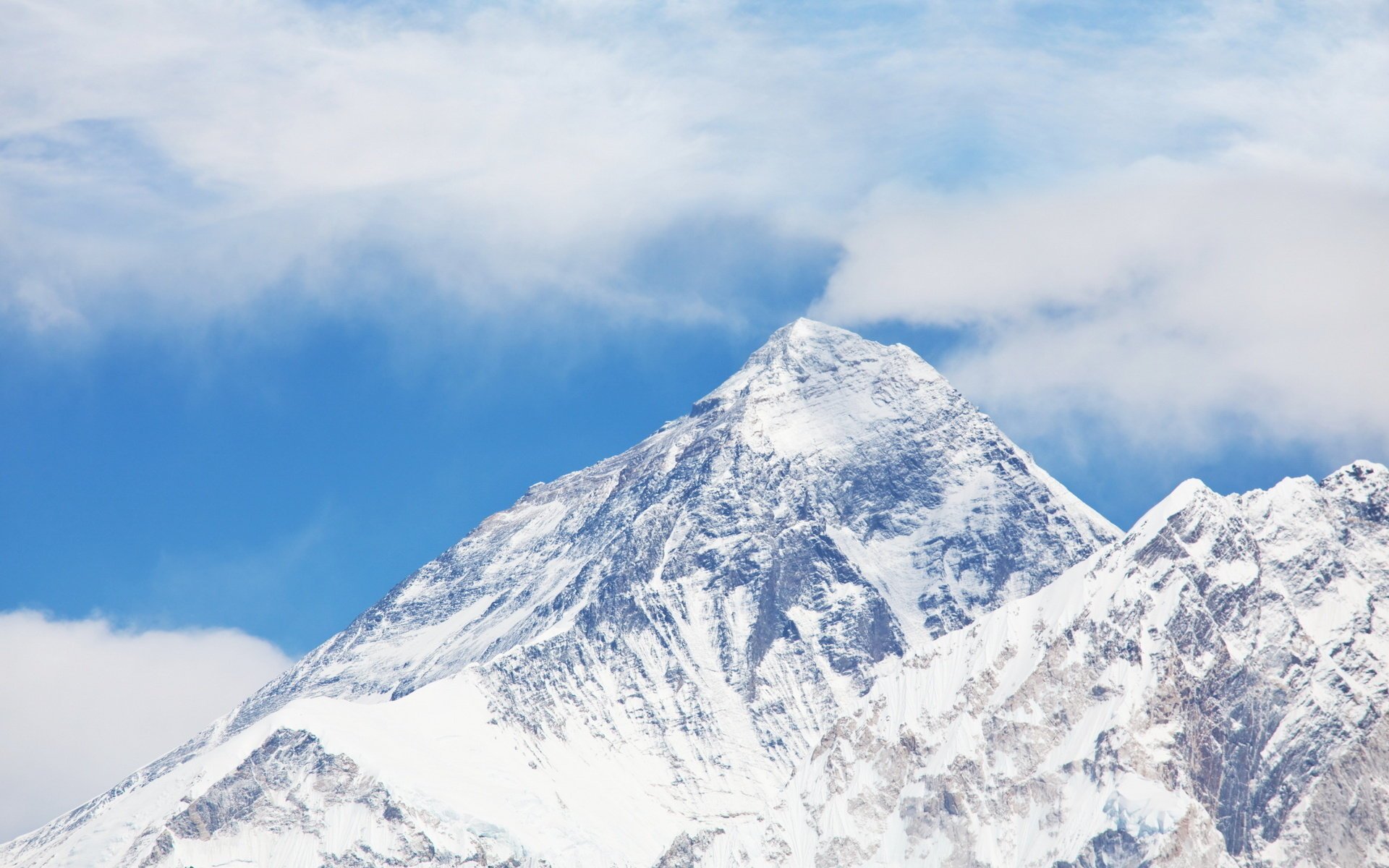 montagna inverno vetta nella neve