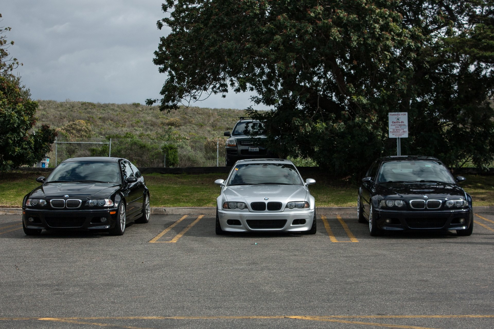 bmw m3 blau silber bmw silber front parkplatz bäume himmel wolken