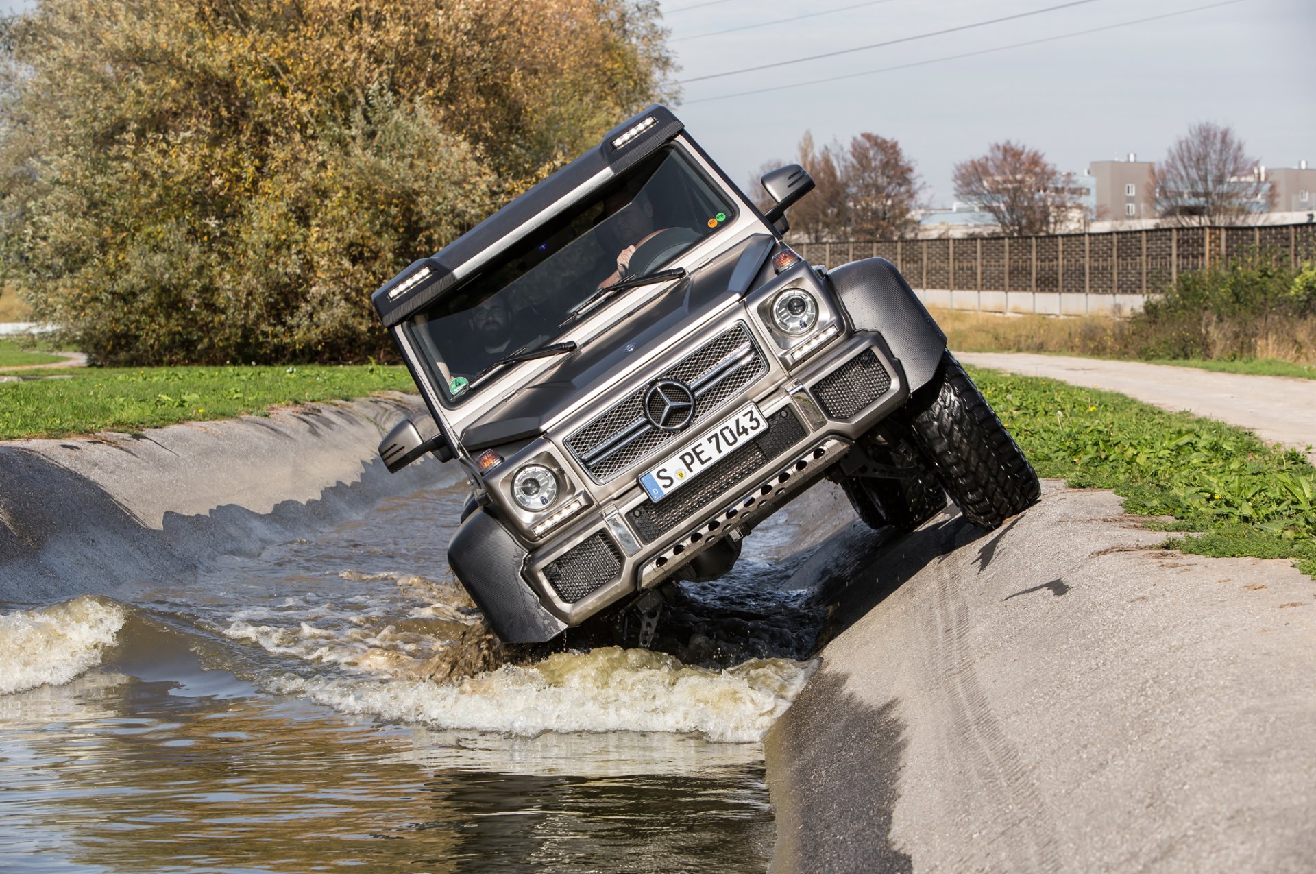 mercedes g63 amg 6x6 acqua suv