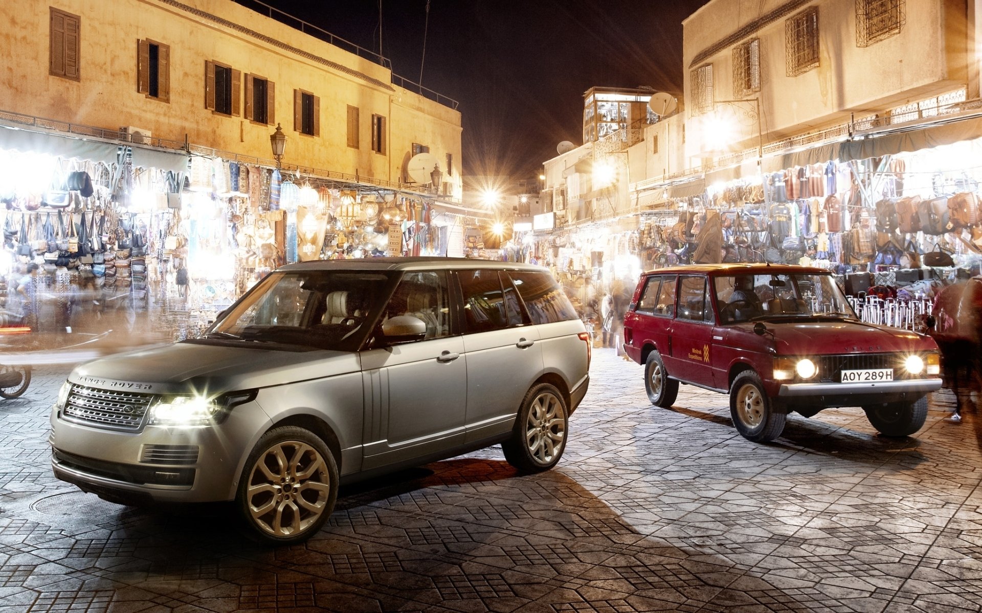 land rover range rover land rover renge rover vecchio e nuovo anteriore mercato notte sfondo