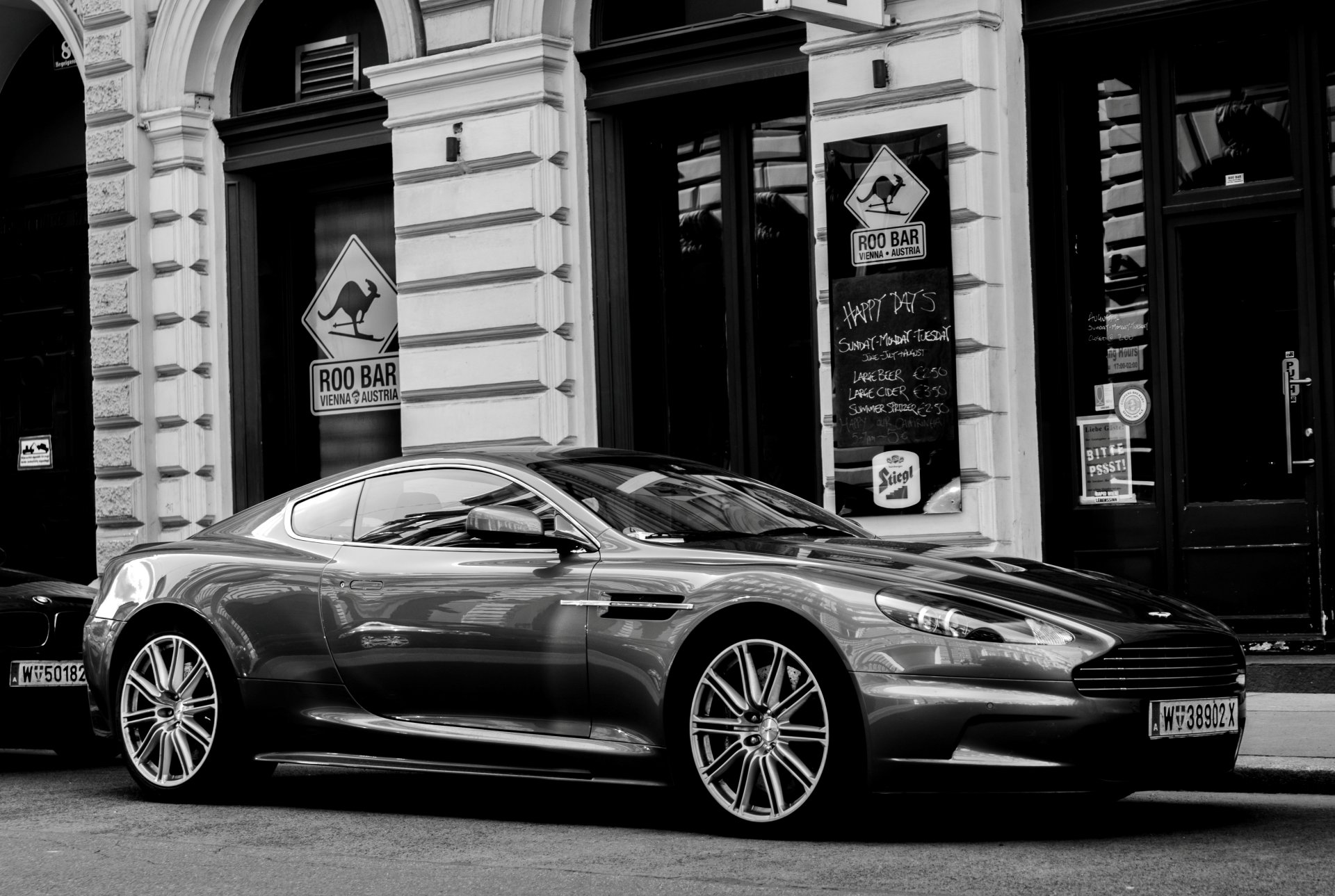 strada auto aston martin dbs due posti coupé società inglese aston martin classe gt foto bianco e nero