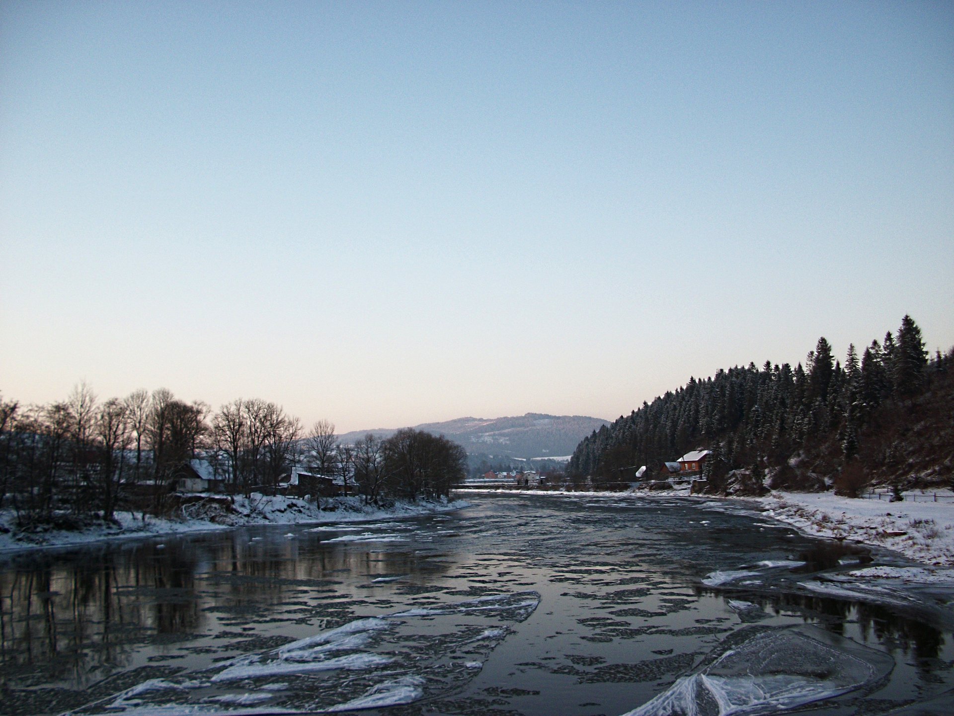 rivière neige hiver montagnes forêt ciel