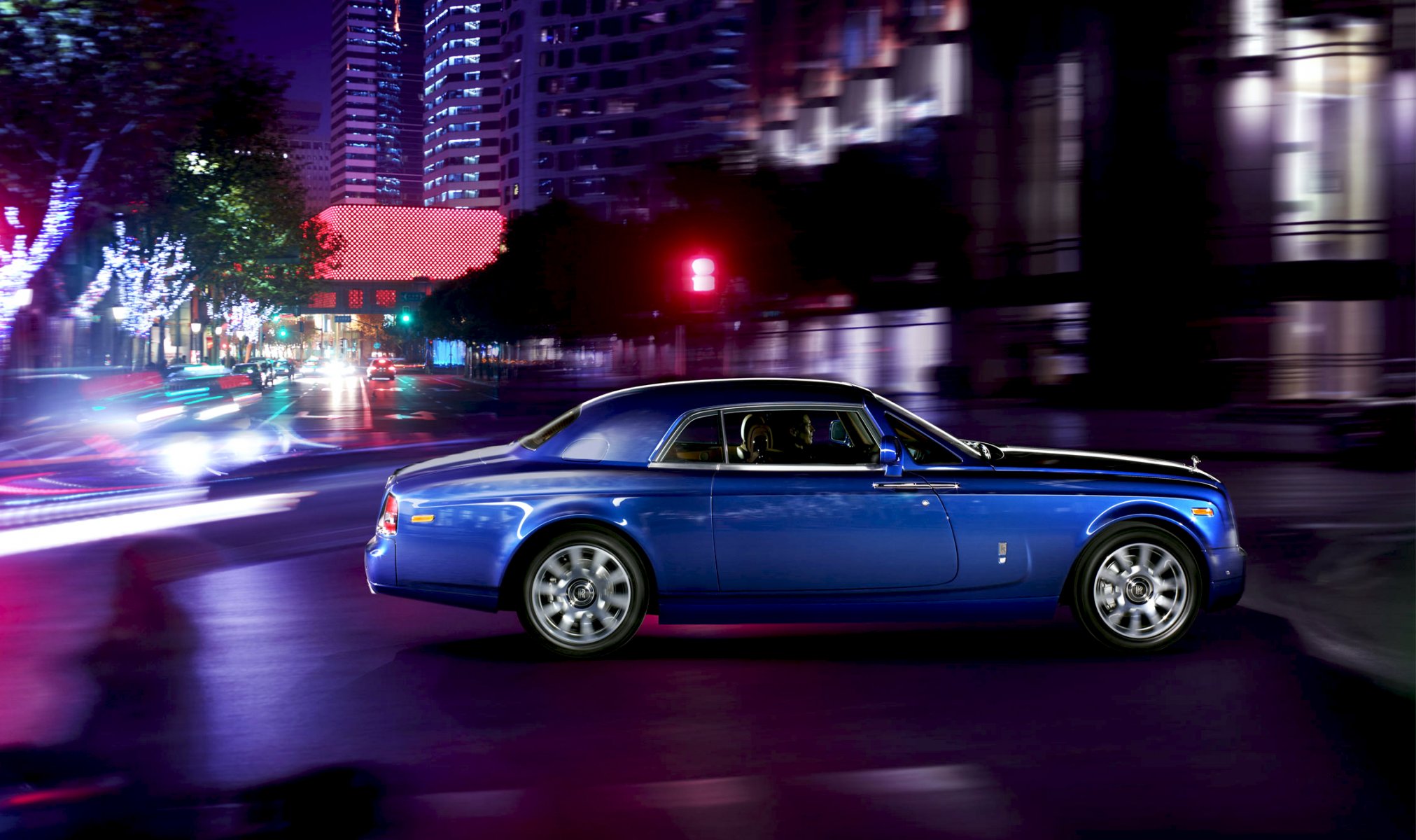 rolls-royce phantom auto coupé luxe bleu ville nuit personnes route voiture vue latérale en mouvement