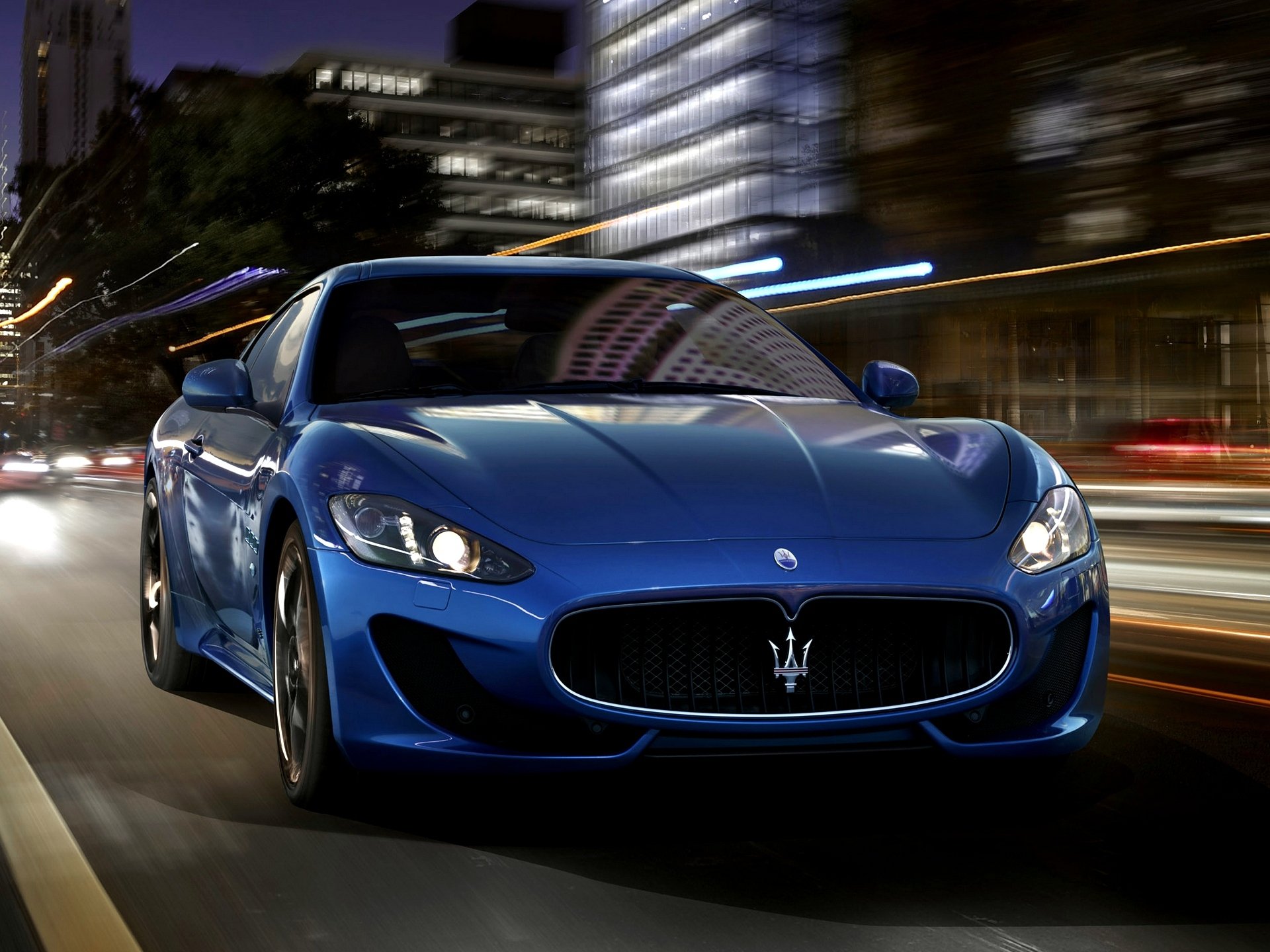 tapeta samochodowa maserati granturismo sport samochód prędkość noc tapeta maszyna maserati granturismo piękne miasto światła przód