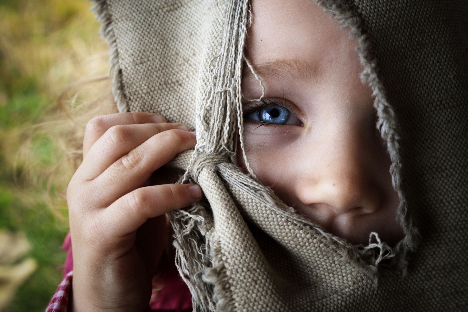 toile de jute fille yeux