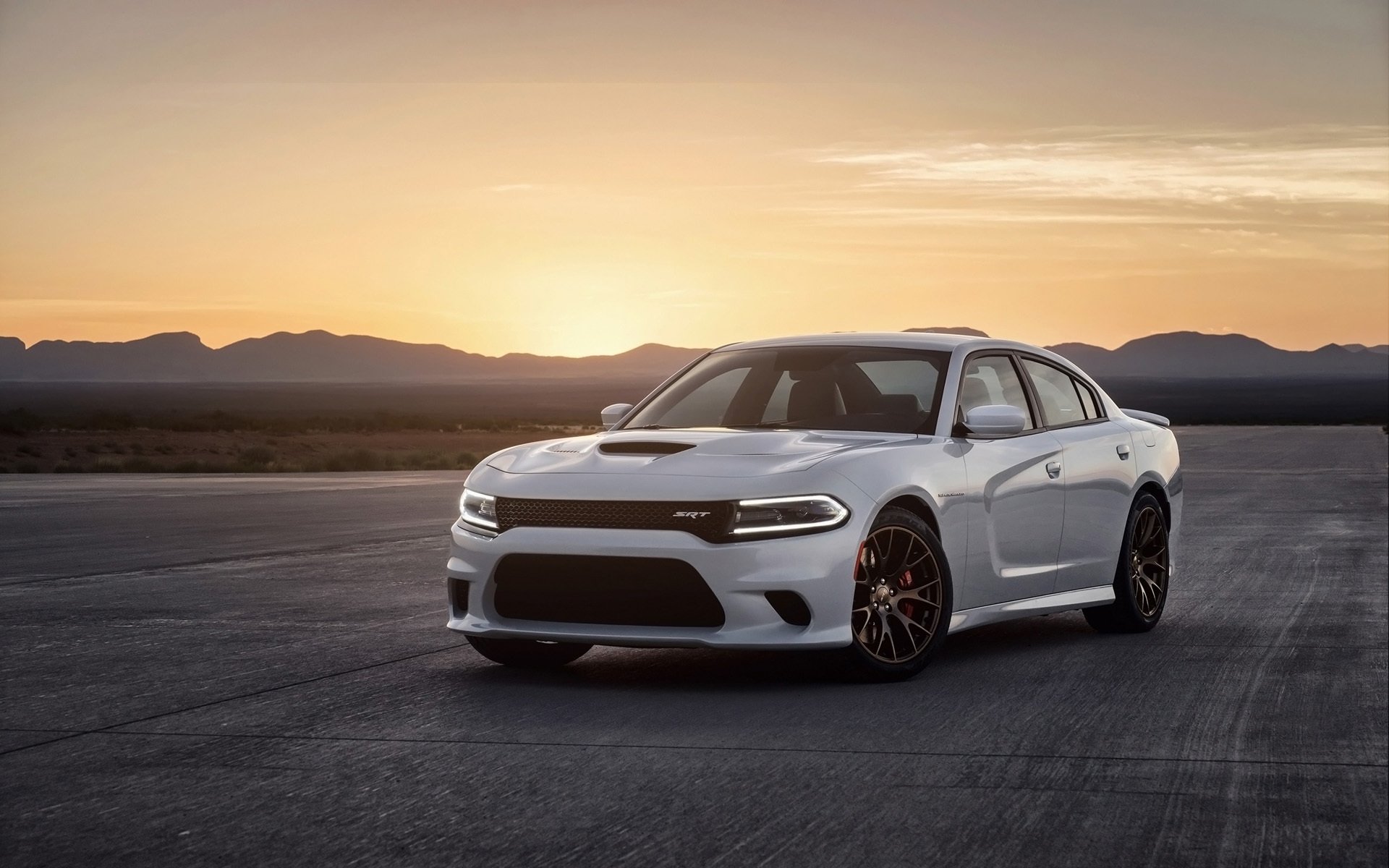 ausweichen ladegerät hundert hellcat dodge charger front berge hintergrund