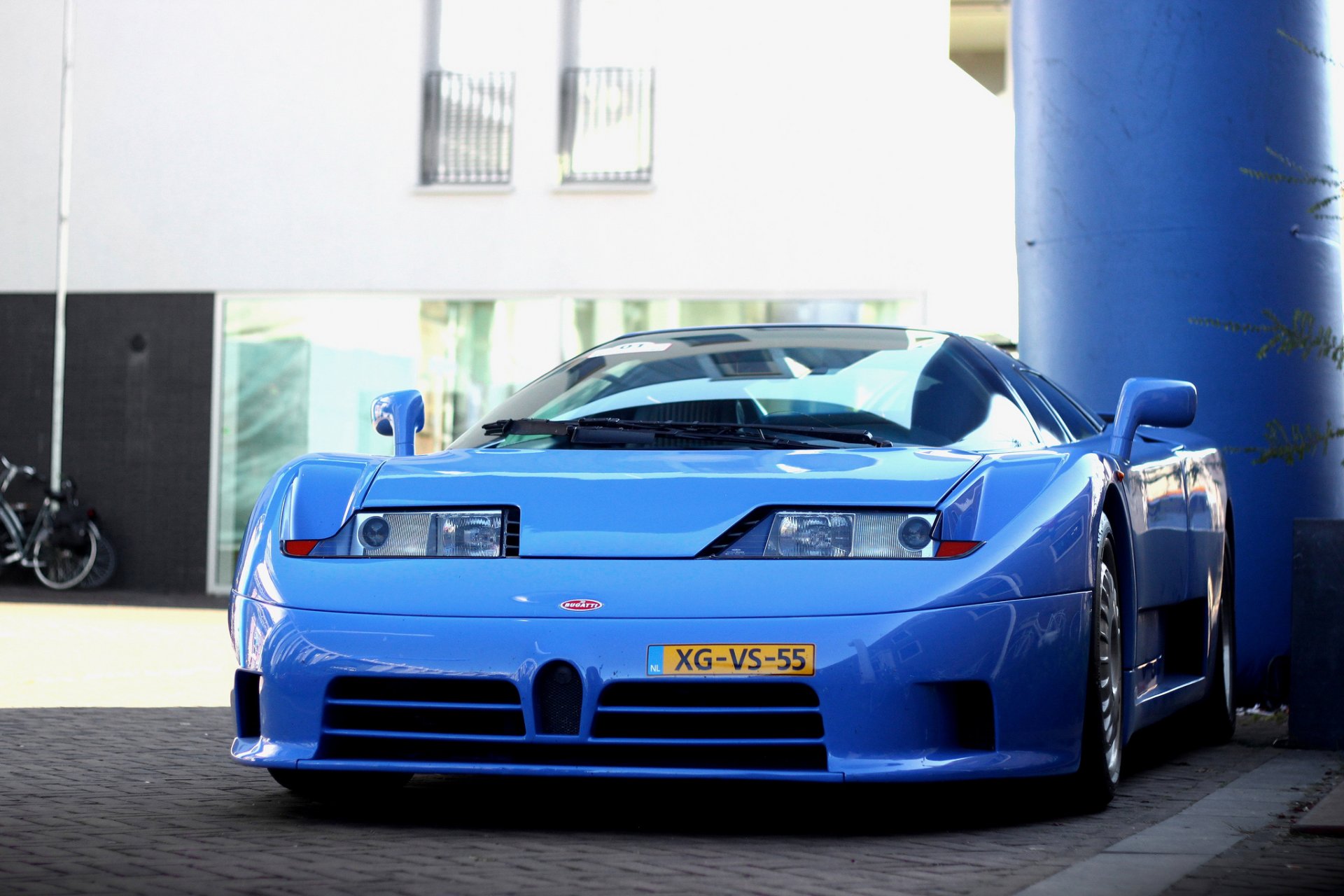 bugatti eb 110 niebieski supercar budynek bugatti niebieski