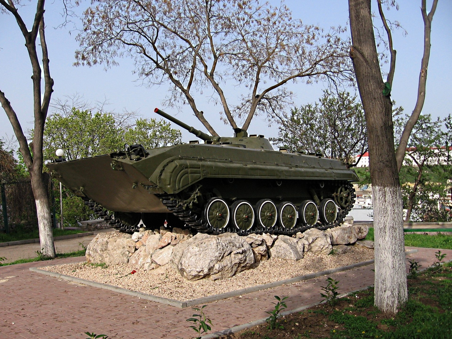 tank bäume himmel denkmal