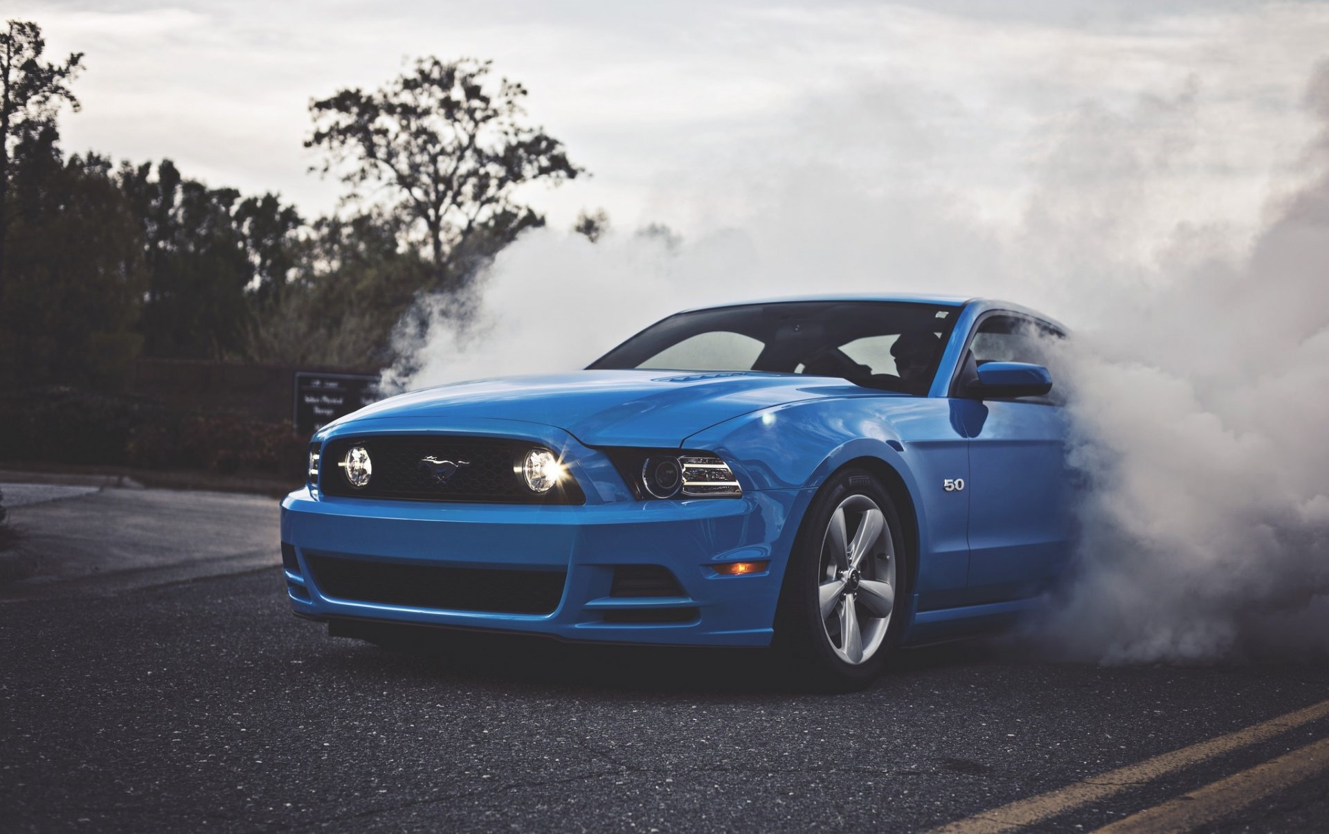 ford mustang gt 5.0 azul humo coche del músculo