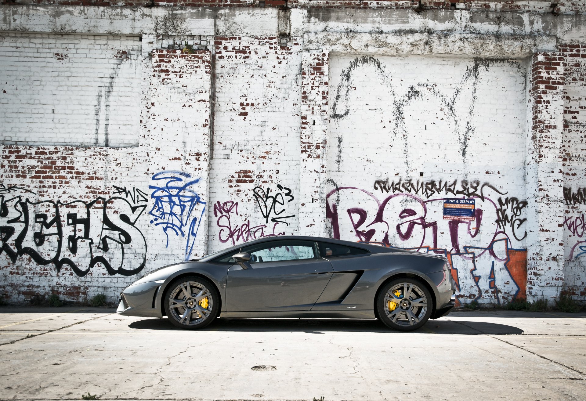 lamborghini gallardo lp560-4 szary lamborghini gaillardo profil żółte zaciski ściana grafitti