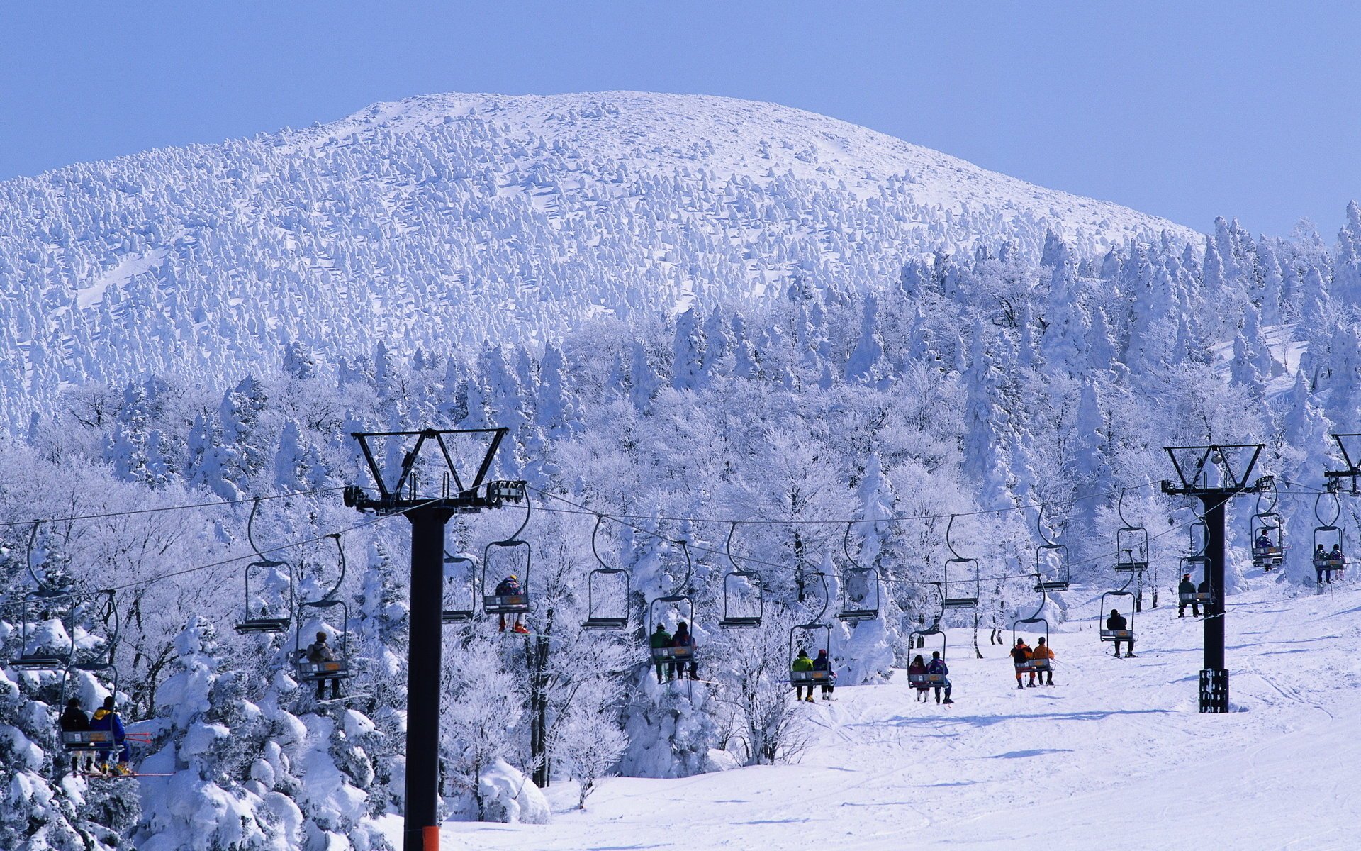 lift mountain masiv ski resort snow winter people