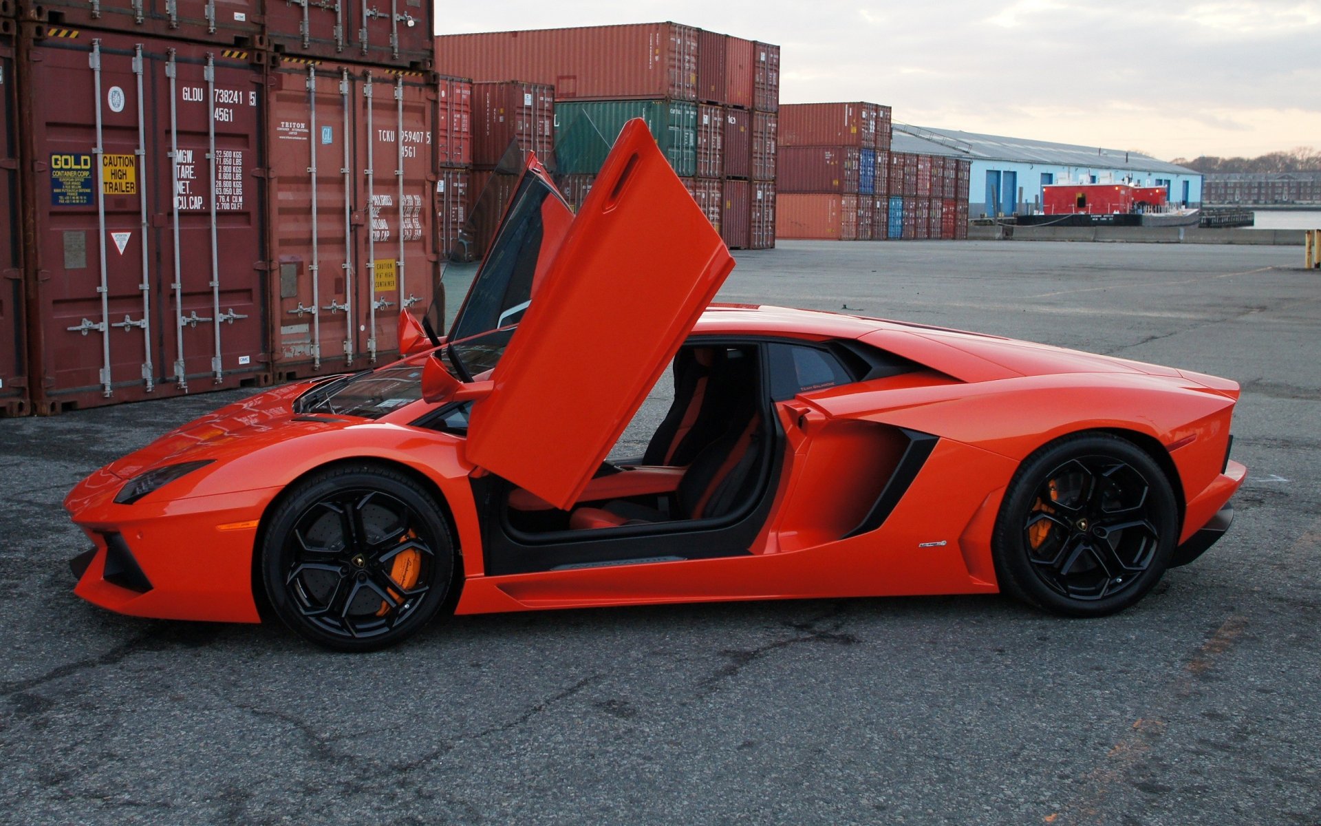 lamborghini aventador lp700-4 pomarańczowy lamborghini aventador widok z boku drzwi gilotyna pojemniki