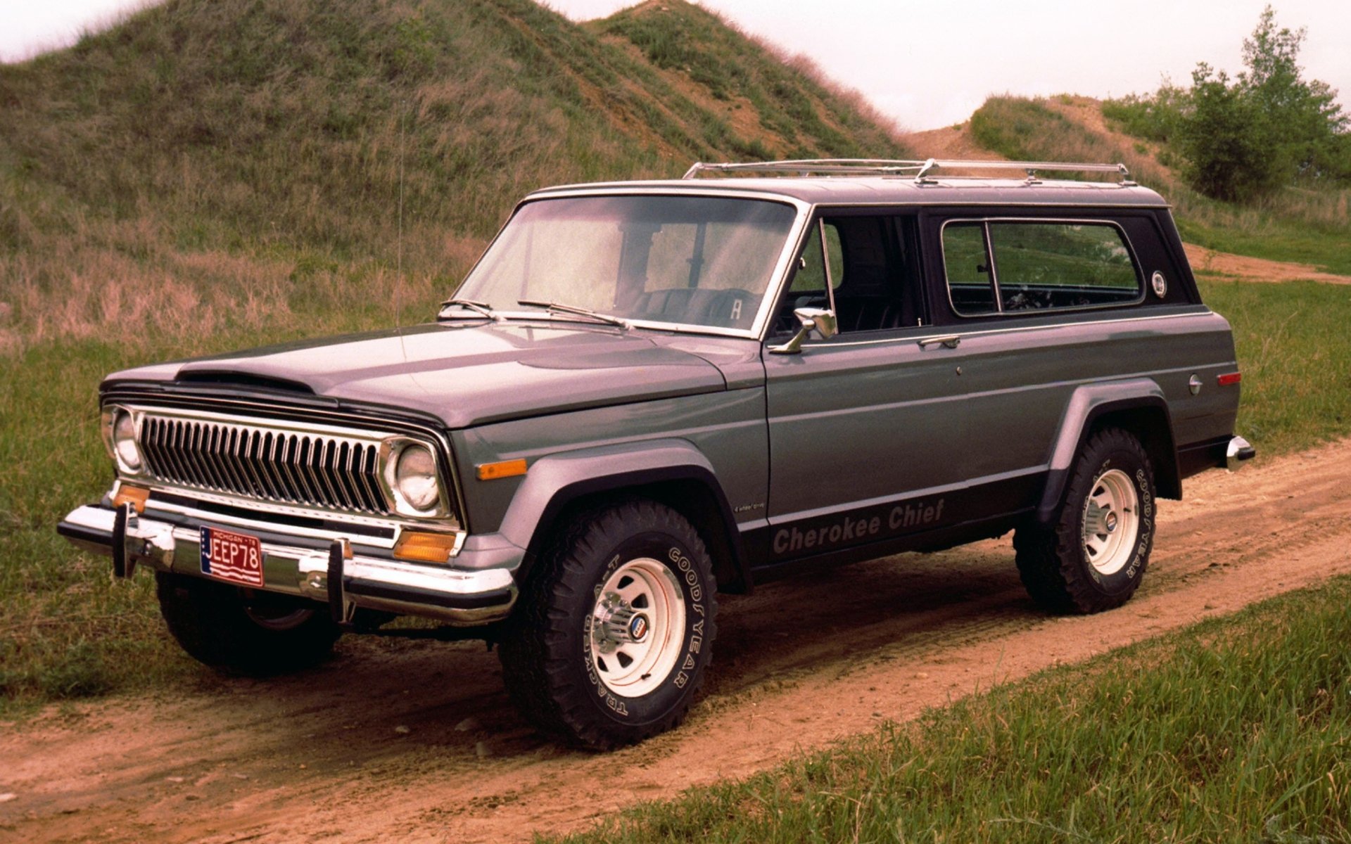 jeep cherokee principale 1976 cherokee suv anteriore strada colline sfondo