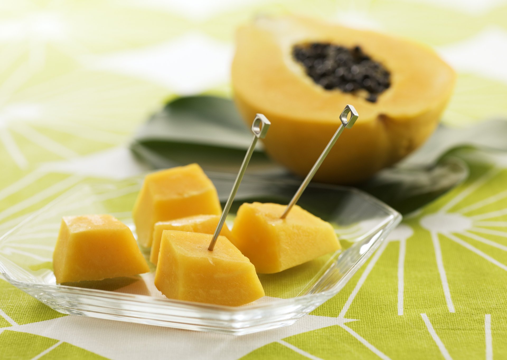 frutas tropicales papaya pinchos gajos trozos