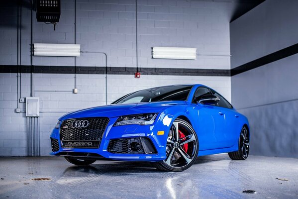 Audi rs7 sportlich in hellblauem Zustand