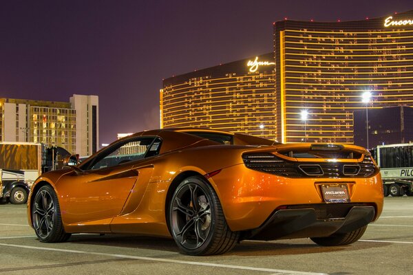 McLaren MP4-12C вечерний город вид сзади и сбоку